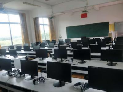 务川中等职业学校机房